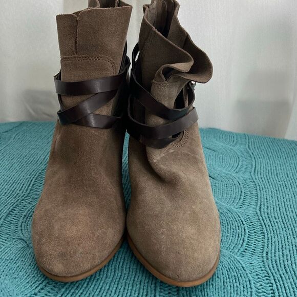 Carlos Santana Women's Miles Suede Chucky Heel Ankle Bootie Taupe Size 9.5 NWOT - Picture 4 of 8